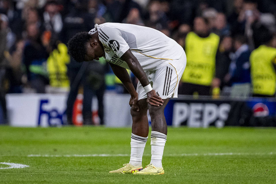 44岁阿隆索下课在即?主场仅1次射正创欧冠新耻!遭8万皇马球迷狂嘘