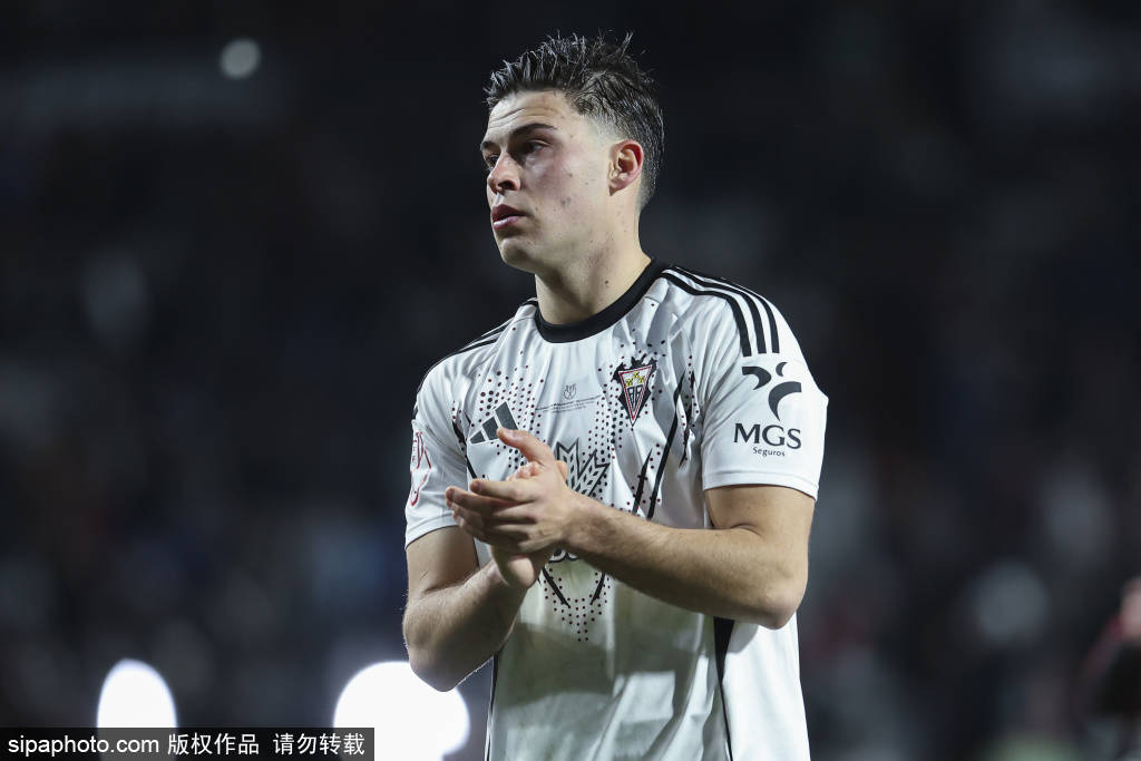 弗里克拥抱拉菲尼亚回归:吉罗纳之战巴萨能否借势回位西甲榜首?