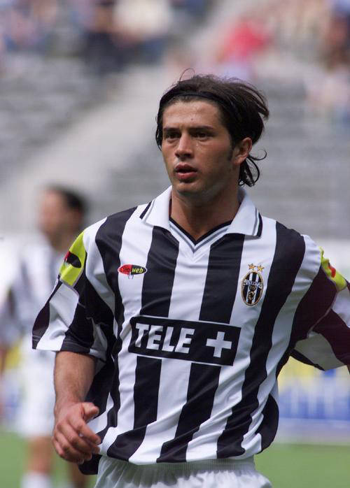 尤文之子文质彬彬却凶悍,30岁征战西甲,33岁告别赛场转型教练